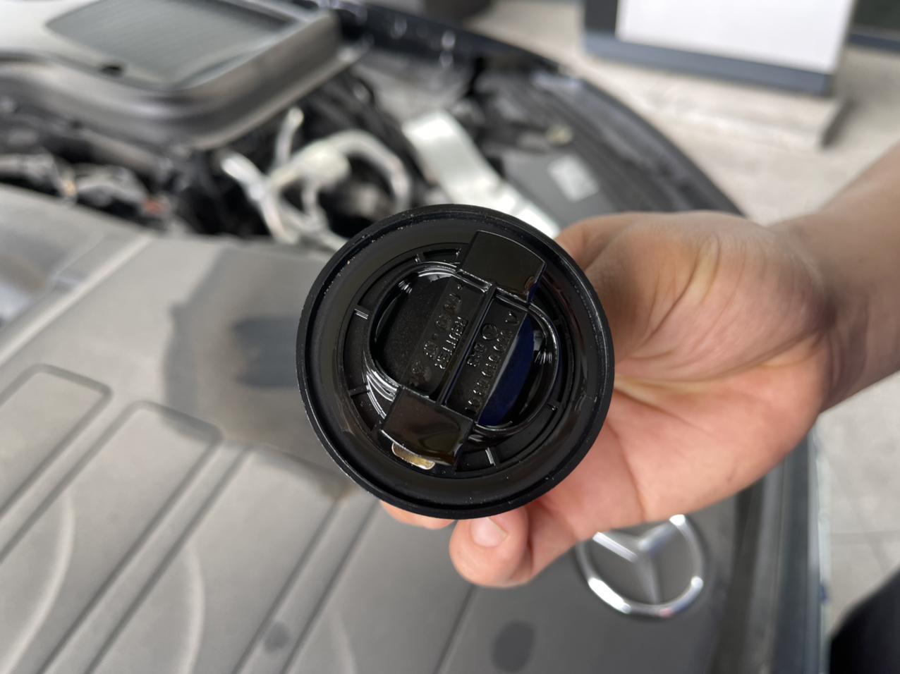 新车glc300l豪华发动机机油盖漏