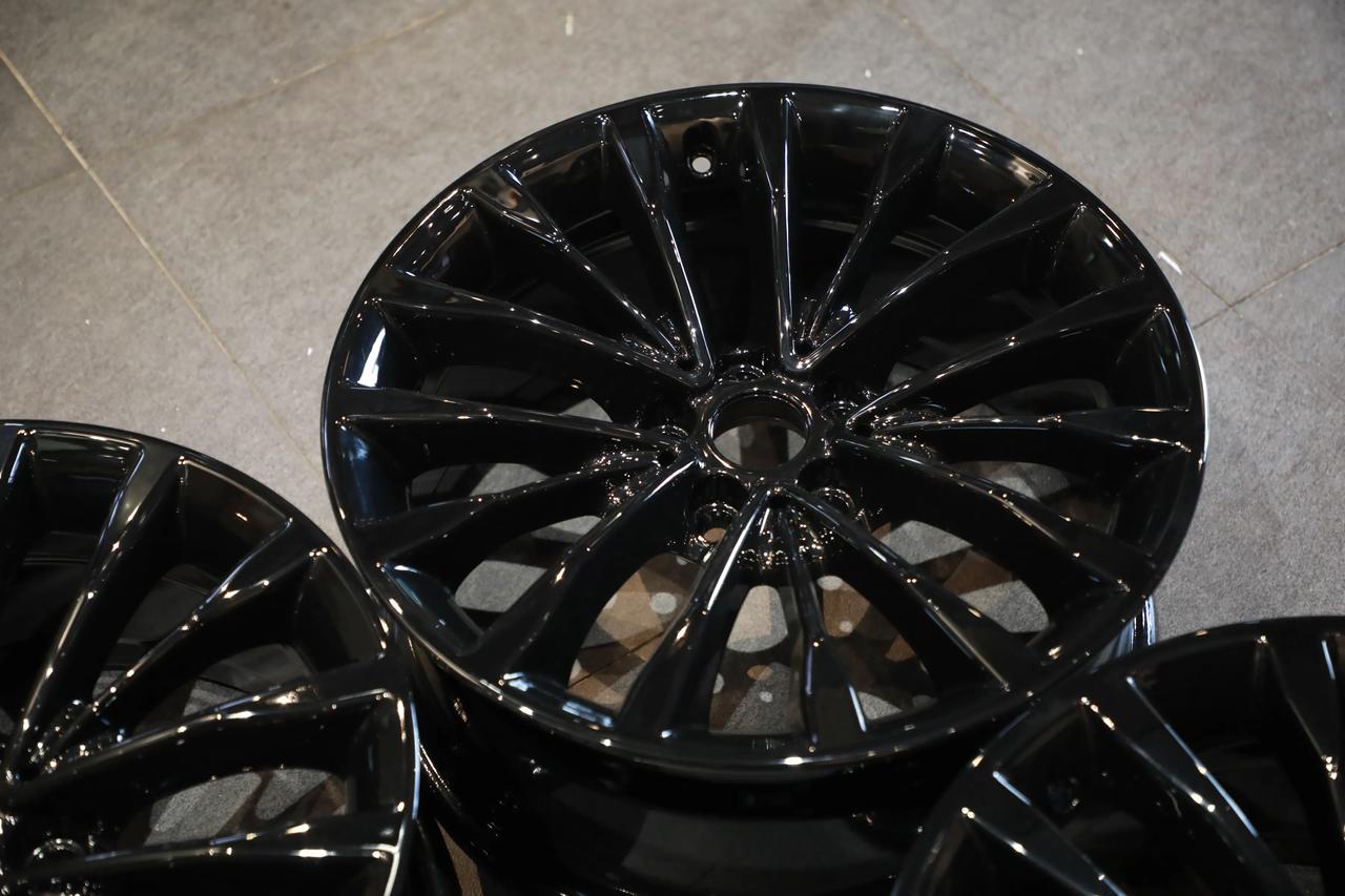 宝马5系原厂轮毂改色喷漆 高亮黑 我们采用的是专属轮毂高温喷