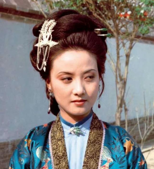王熙凤是贾宝玉的什么人(王熙凤是贾宝玉什么人)