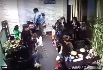 女大学生飞踹4岁女童视频完整曝光，到底是谁的责任，你怎么看？