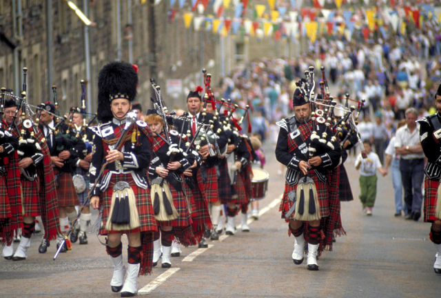 苏格兰裙英文(苏格兰文化标志之一——苏格兰短裙)