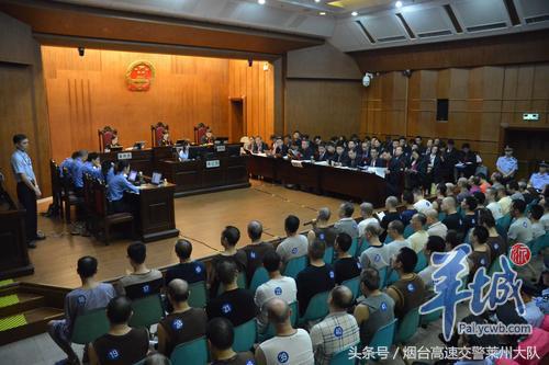 开审54名涉黑社会 背后站出74个辩护律师：是法治的进或退？