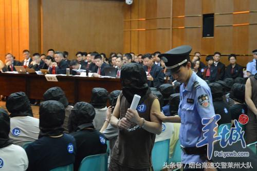 开审54名涉黑社会 背后站出74个辩护律师：是法治的进或退？