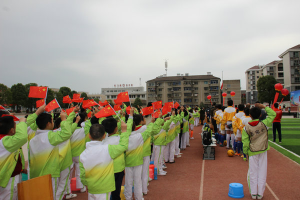 为什么足球比赛敲鼓助威(武陵源代表队参加足球邀请赛)