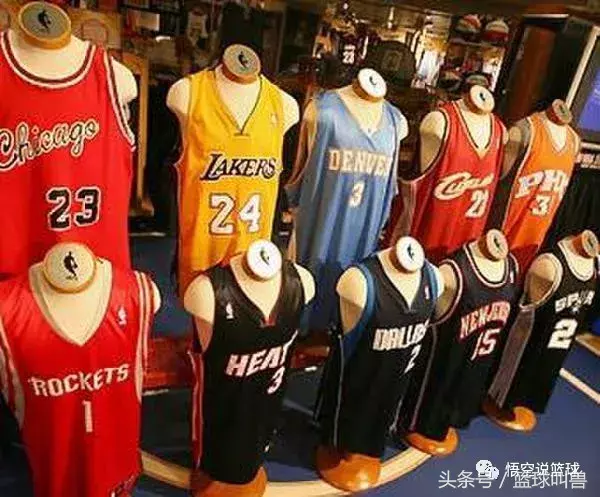 为什么nba球星进场要穿便装(原来NBA球星打场球要换几套衣服，这些细节在摄像头下是抓拍不到)