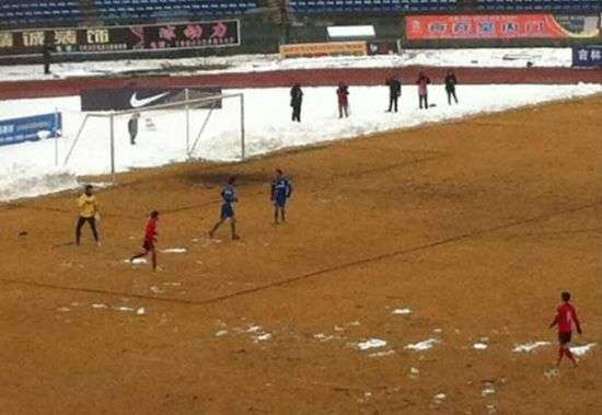 足球比赛下雨下雪为什么不延期(当大雪遭遇足球比赛，有趣的可不止裁判找不到点球点)