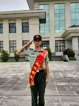 立志报国！广东大学生携笔从戎，担任连队狙击手、迫击炮手，还参加国庆阅兵