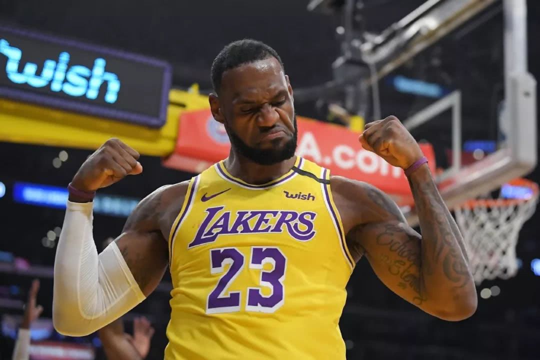 为什么足球工资比nba高(顶尖级别的足球运动员和NBA顶尖球星，到底哪个更加赚钱呢？)