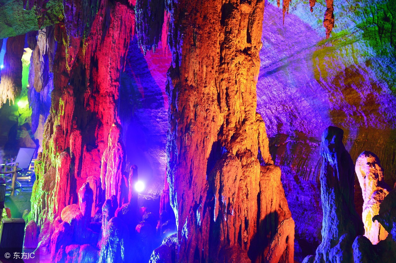 溶洞旅游,那里的钟乳石不但美,且下乳汁,补虚损,久服延年益寿