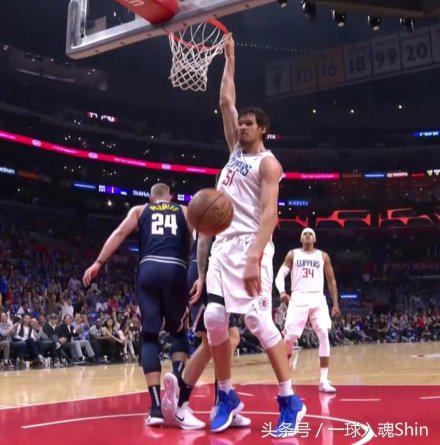 nba篮圈为什么高305厘米(博班压两人站扣篮筐歪了，比赛中断只能拿梯子来修，最后表情亮了)