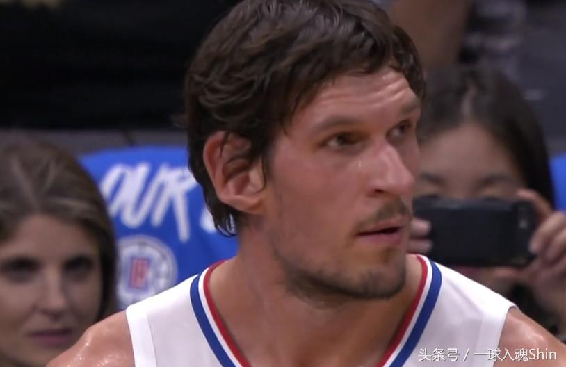 nba篮圈为什么高305厘米(博班压两人站扣篮筐歪了，比赛中断只能拿梯子来修，最后表情亮了)