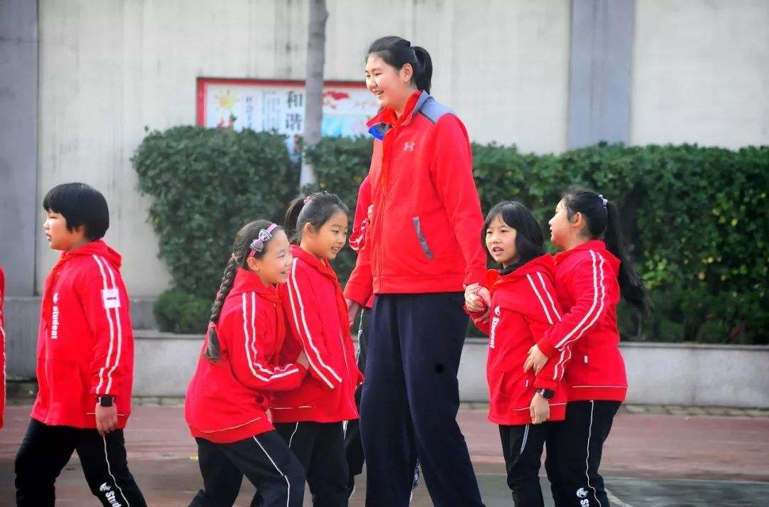方凤娣多高(中国篮球未来之星！12岁身高2米21，5岁就开始练球，偶像是哈登)