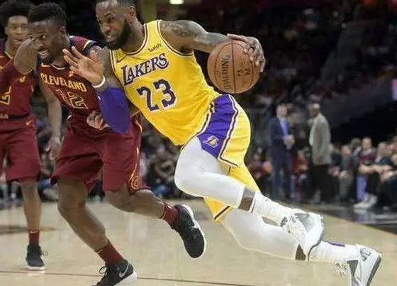 nba为什么不能穿黑红(被NBA明令禁止的几种装备，乔丹AJ鞋都被禁，甚至连搞发型也不行)