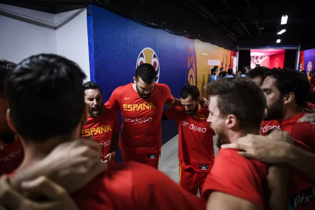 nba球星为什么不敢去雅典(不打NBA后，阿联和周琦，为何不去欧洲打球？原因和钱有关)