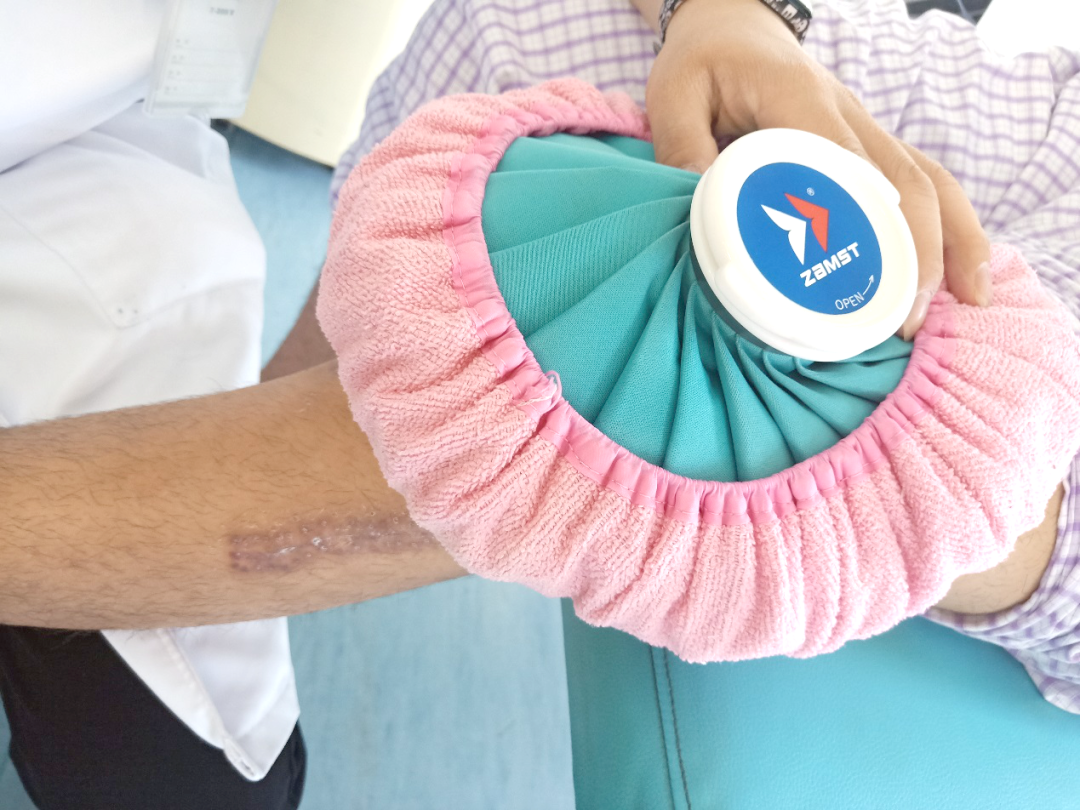 要用薄毛巾包裹冰袋,或购买贴合冰袋的布套"隔一层"实施冰敷,特别是