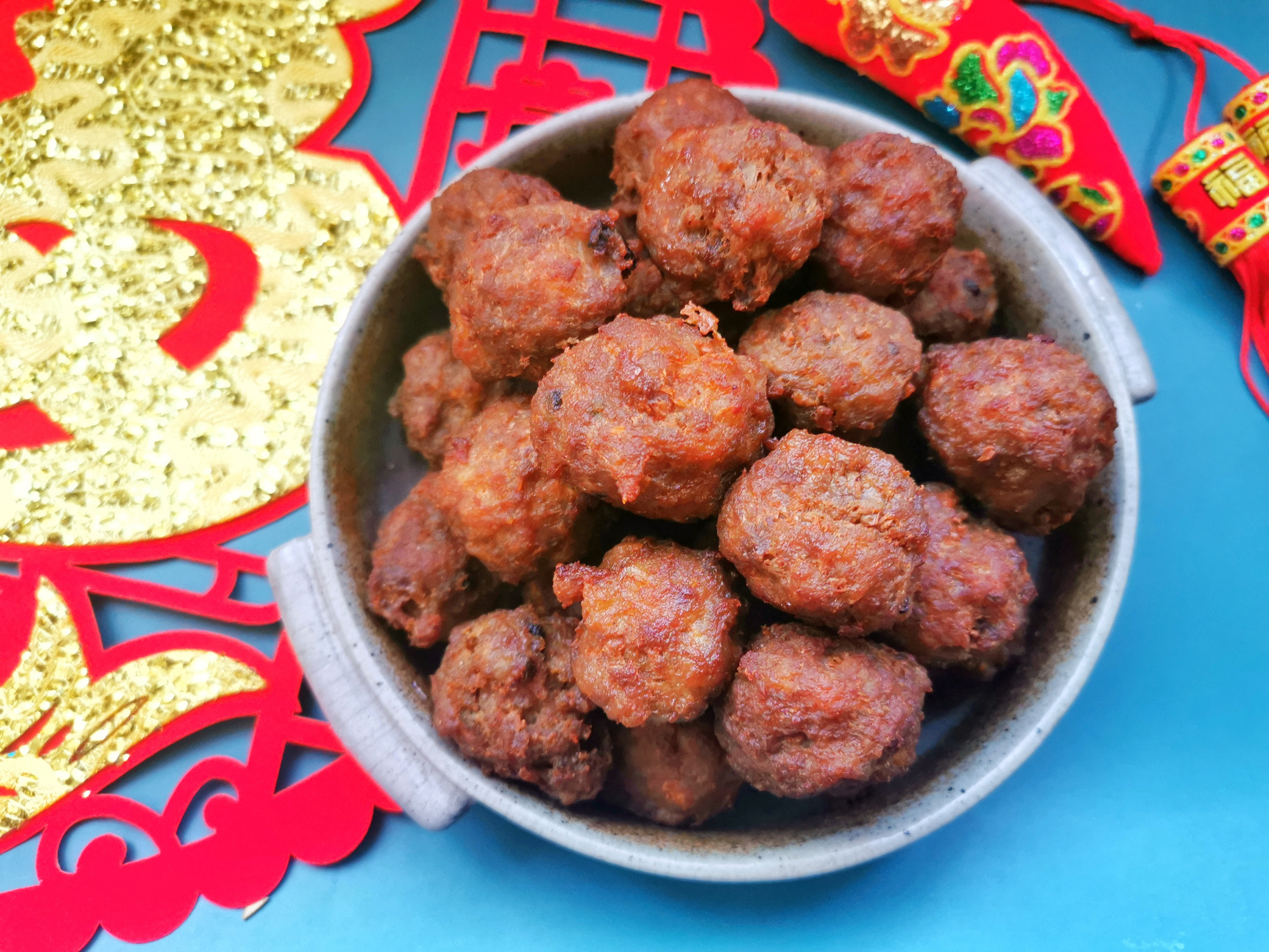 给年夜饭添道菜,干炸牛肉丸子,焦香四溢,干吃炖菜涮火锅都行