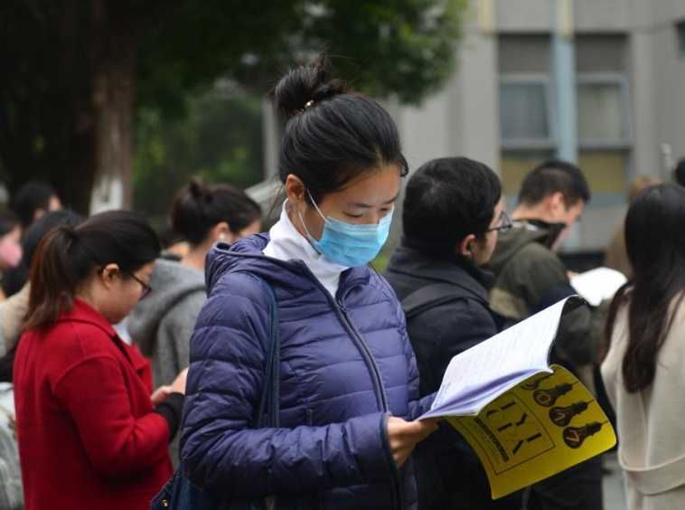 大学生毕业后想有“铁饭碗”，要满足这4个条件，专科生也能逆袭