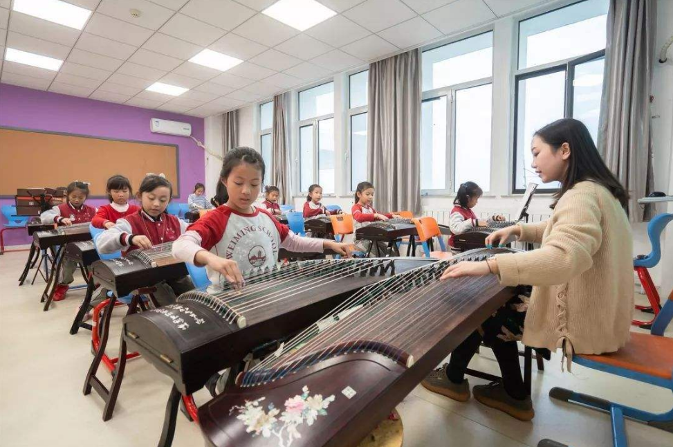 中年大叔开培训班，让老师摆地摊“卖艺”，靠一个活动收款98万