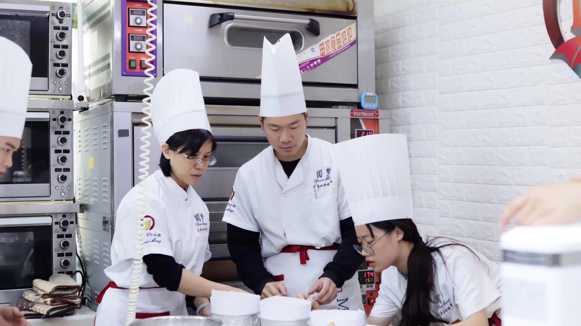 蛋糕西点培训学校哪里好？圆梦烘焙一起来了解一下