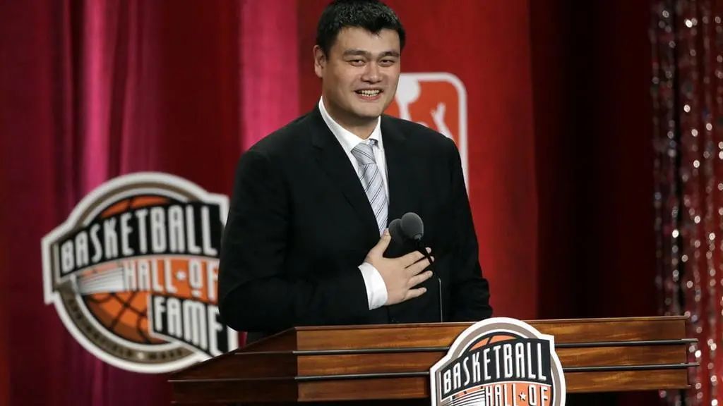 姚明为什么会进入nba(深度丨当年19 9的姚明为什么能进NBA名人堂呢？)