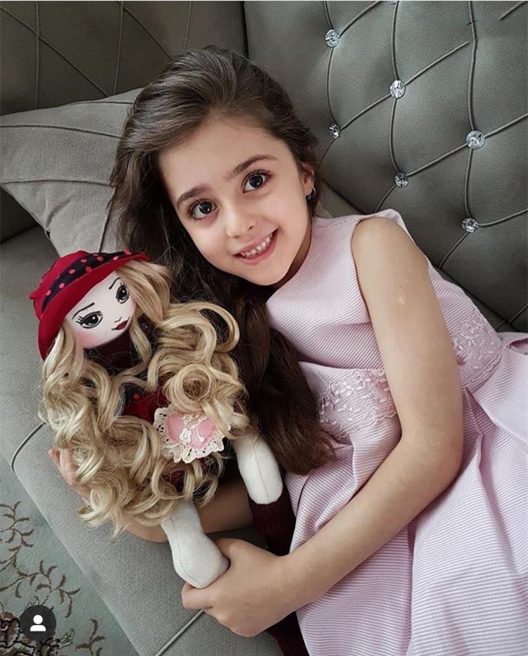 "世界最美女孩"颜值罕见!爸爸辞职保护,长大后更让爸爸不省心