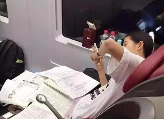 关晓彤“高考成绩”曝出，为什么她明明在拍戏，成绩还能这么好？