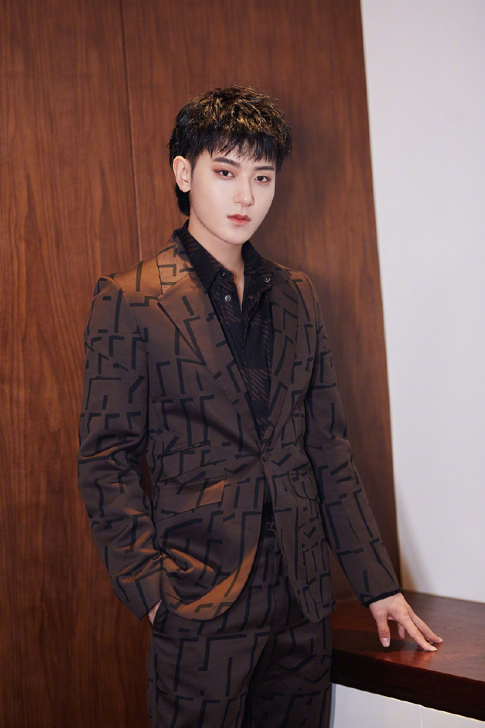 黄子韬这发型太帅了!不连接层次搭碎刘海a爆,咖色西装精致沉稳