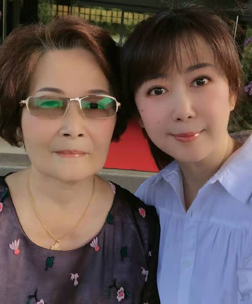 51岁玉女掌门孟庭苇生日照，保养超好似20岁，母女合影略生疏