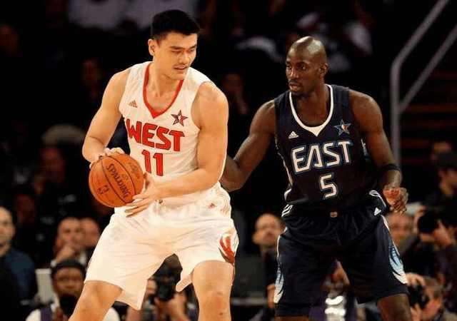 姚明为什么能在nba上立足(NBA有那么多“巨人”，为何只有姚明成功了？自然生长 勤奋 情商)