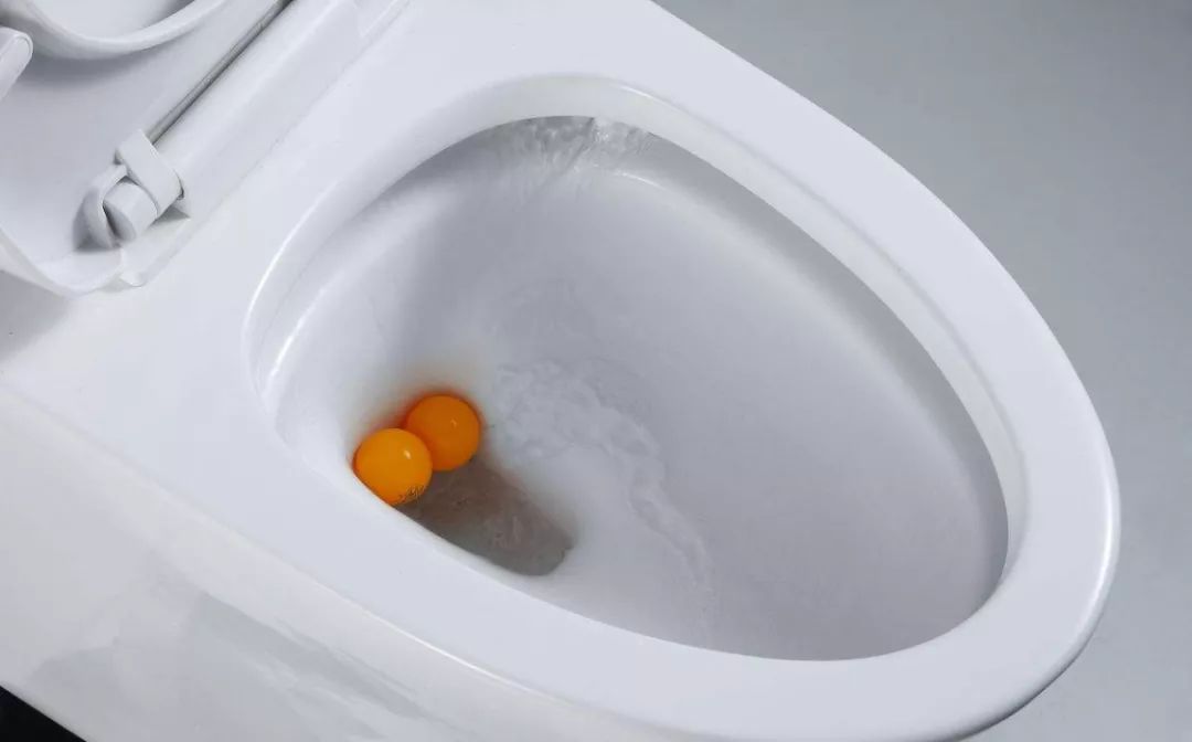 马桶冲不干净竟是这两点造成的！一招让马桶焕然一新