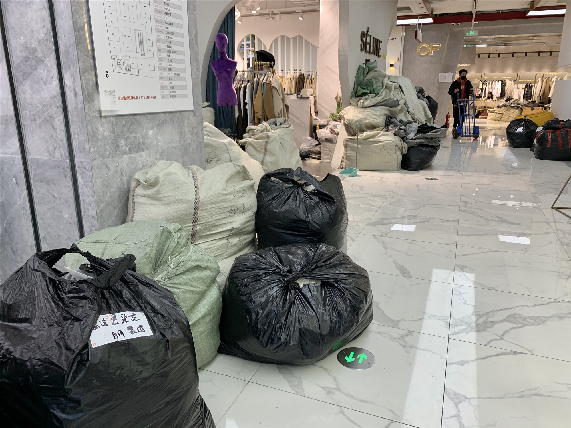 疫情下的杭州四季青韩装档口：一个月亏损15万，直播成“救命稻草”