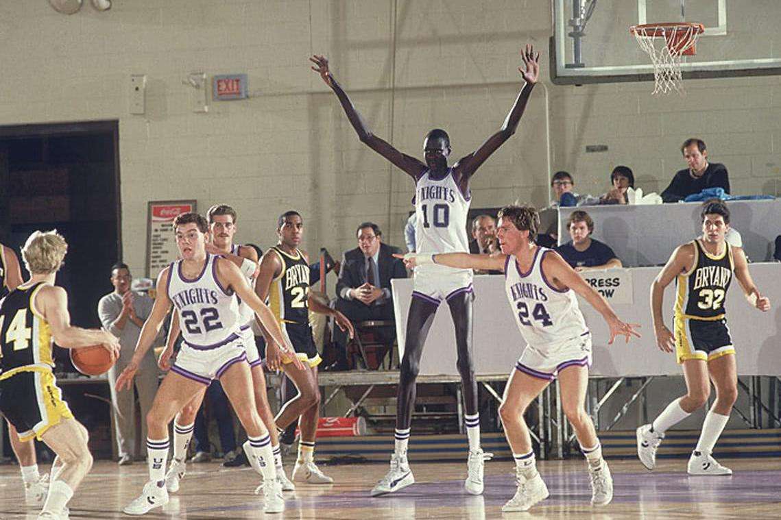 姚明为什么能在nba上立足(NBA有那么多“巨人”，为何只有姚明成功了？自然生长 勤奋 情商)