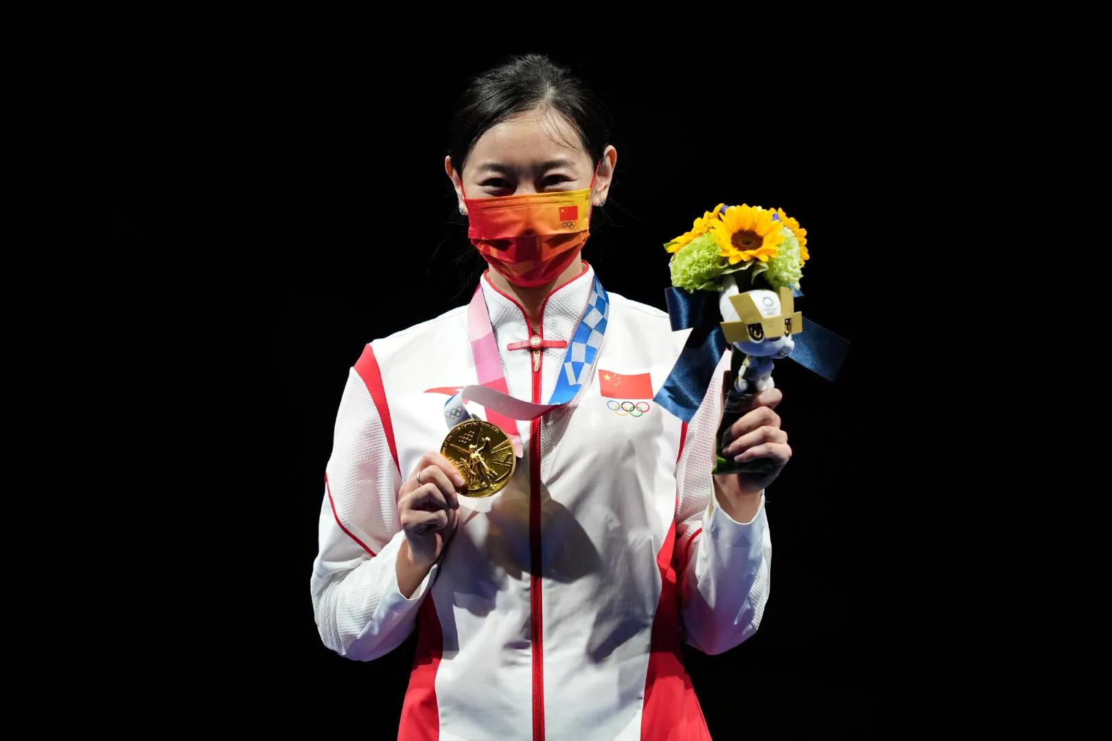 孙一文被教练扛起("击剑女神"孙一文,从体弱多病到奥运冠军,堪称新一