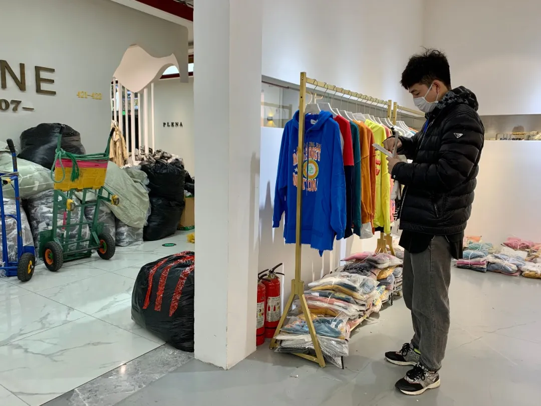疫情下的杭州四季青韩装档口：一个月亏损15万，直播成“救命稻草”