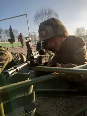 立志报国！广东大学生携笔从戎，担任连队狙击手、迫击炮手，还参加国庆阅兵