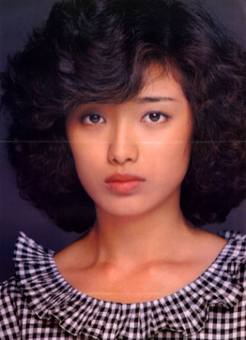 厚唇又个矮的山口百惠山口百惠嘴唇厚