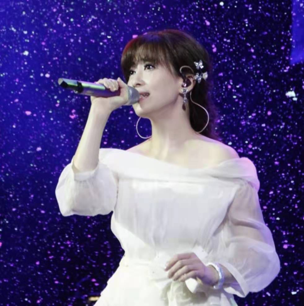 51岁玉女掌门孟庭苇生日照，保养超好似20岁，母女合影略生疏