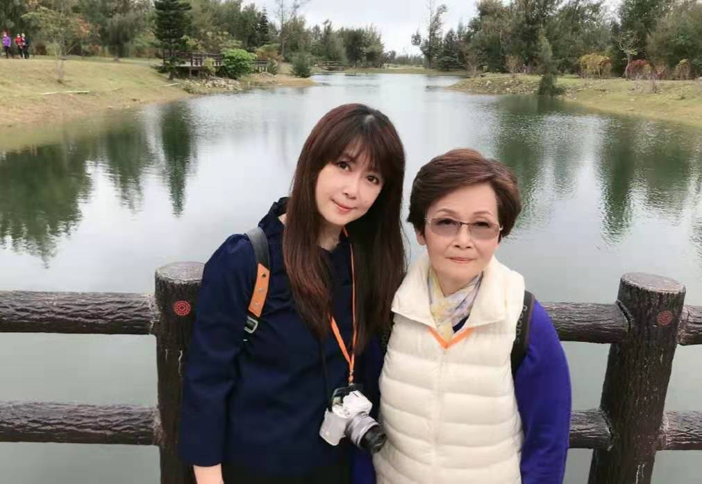 51岁玉女掌门孟庭苇生日照，保养超好似20岁，母女合影略生疏