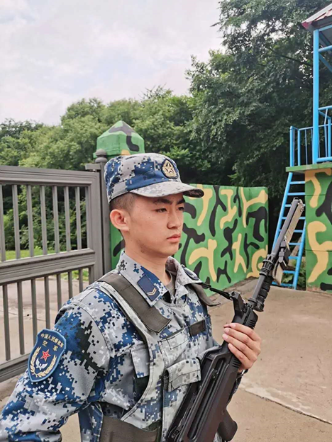 立志报国！广东大学生携笔从戎，担任连队狙击手、迫击炮手，还参加国庆阅兵