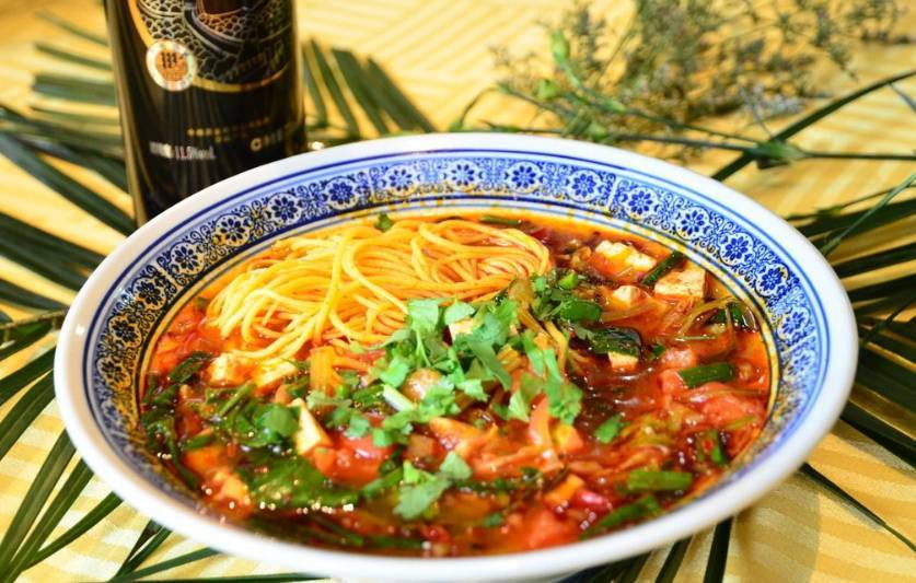 钢丝面是由玉米面加工而成,工序较多,口感较硬,在食用之前,可要下一番