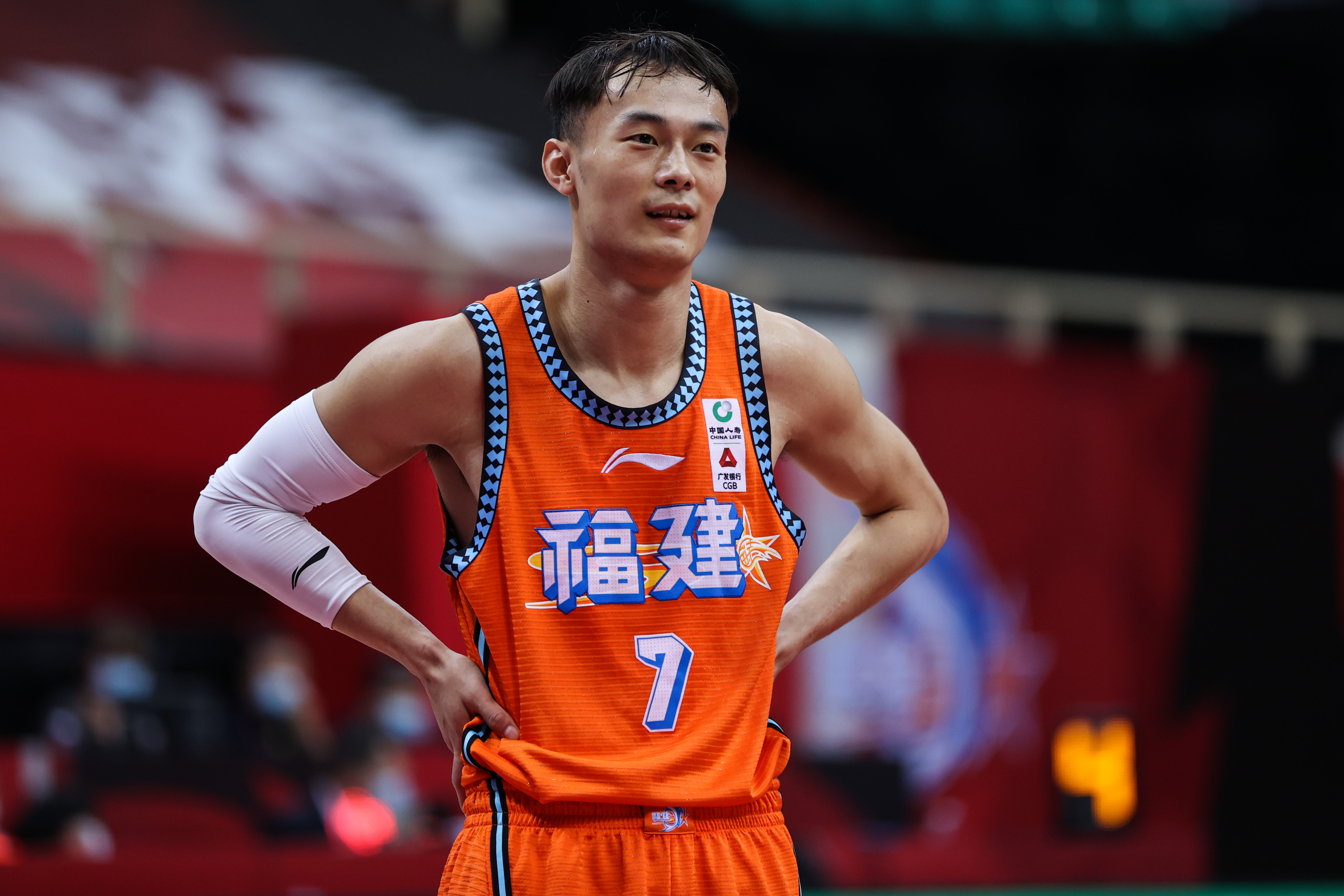 汤杰为什么进cba(落选NBA，无缘CBA！汤杰，困在现实的“篮球顶流”)