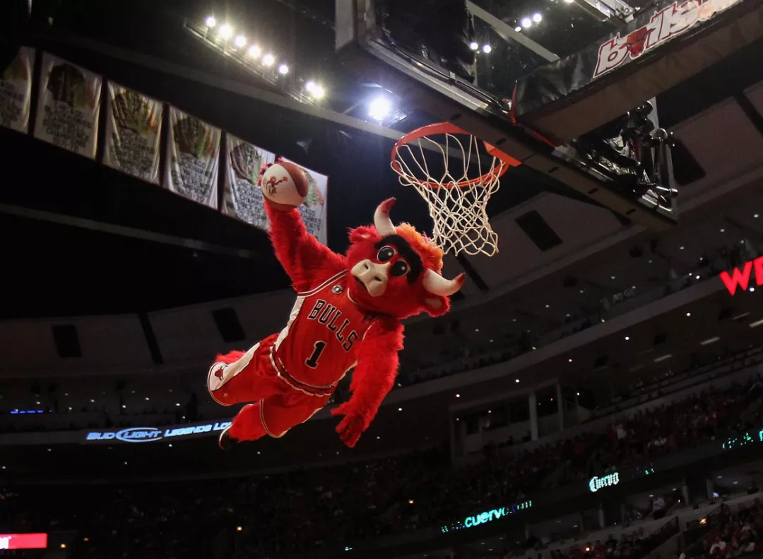 为什么不要惹nba吉祥物(看球位置最好的观众？揭开NBA吉祥物神秘头套下的隐匿人生)