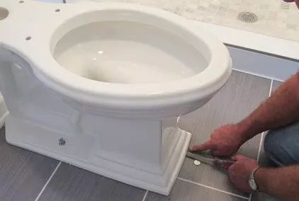 马桶冲不干净竟是这两点造成的！一招让马桶焕然一新