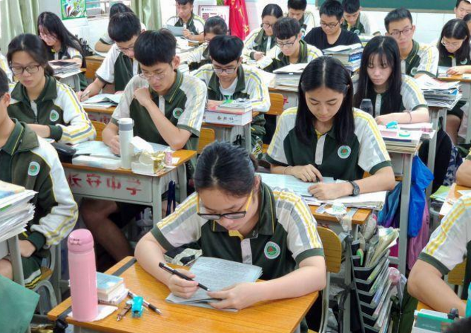 高考填报志愿，为何会出现“同分不同命”，看张雪峰老师怎么说