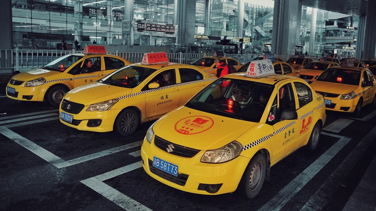 57岁教授开出租，45岁名校生失业，进体制才是唯一正确选择？