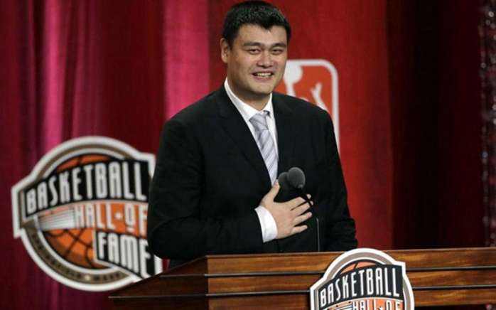 姚明为什么能在nba上立足(NBA有那么多“巨人”，为何只有姚明成功了？自然生长 勤奋 情商)