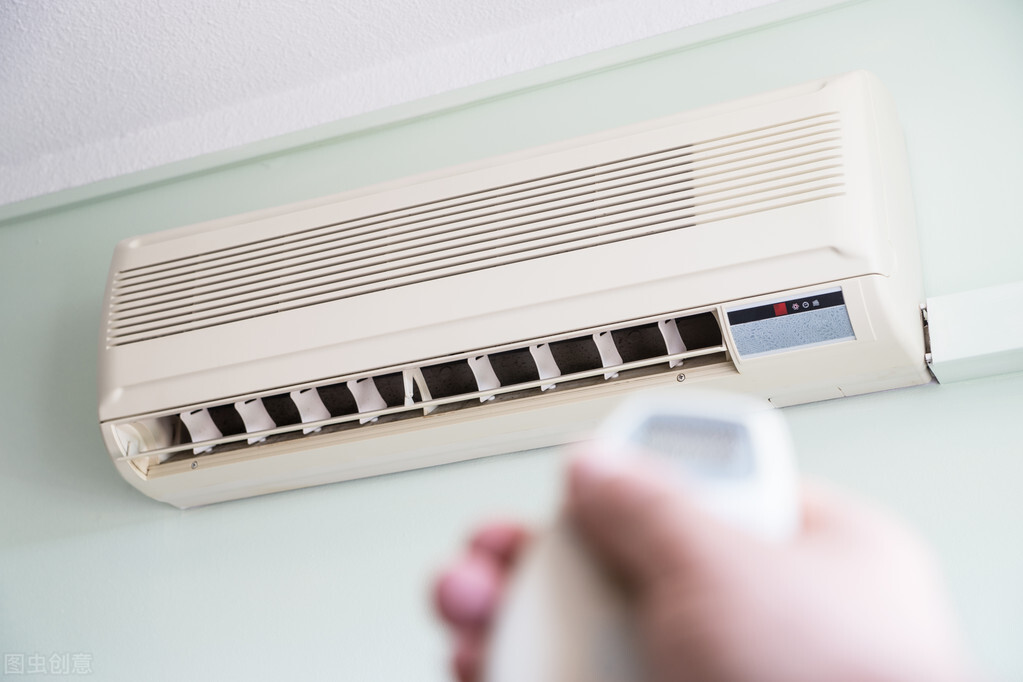 夏天空调往上吹好还是往下吹好？