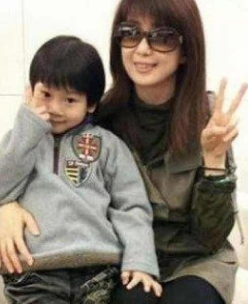 51岁玉女掌门孟庭苇生日照，保养超好似20岁，母女合影略生疏