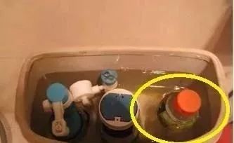 马桶冲不干净竟是这两点造成的！一招让马桶焕然一新