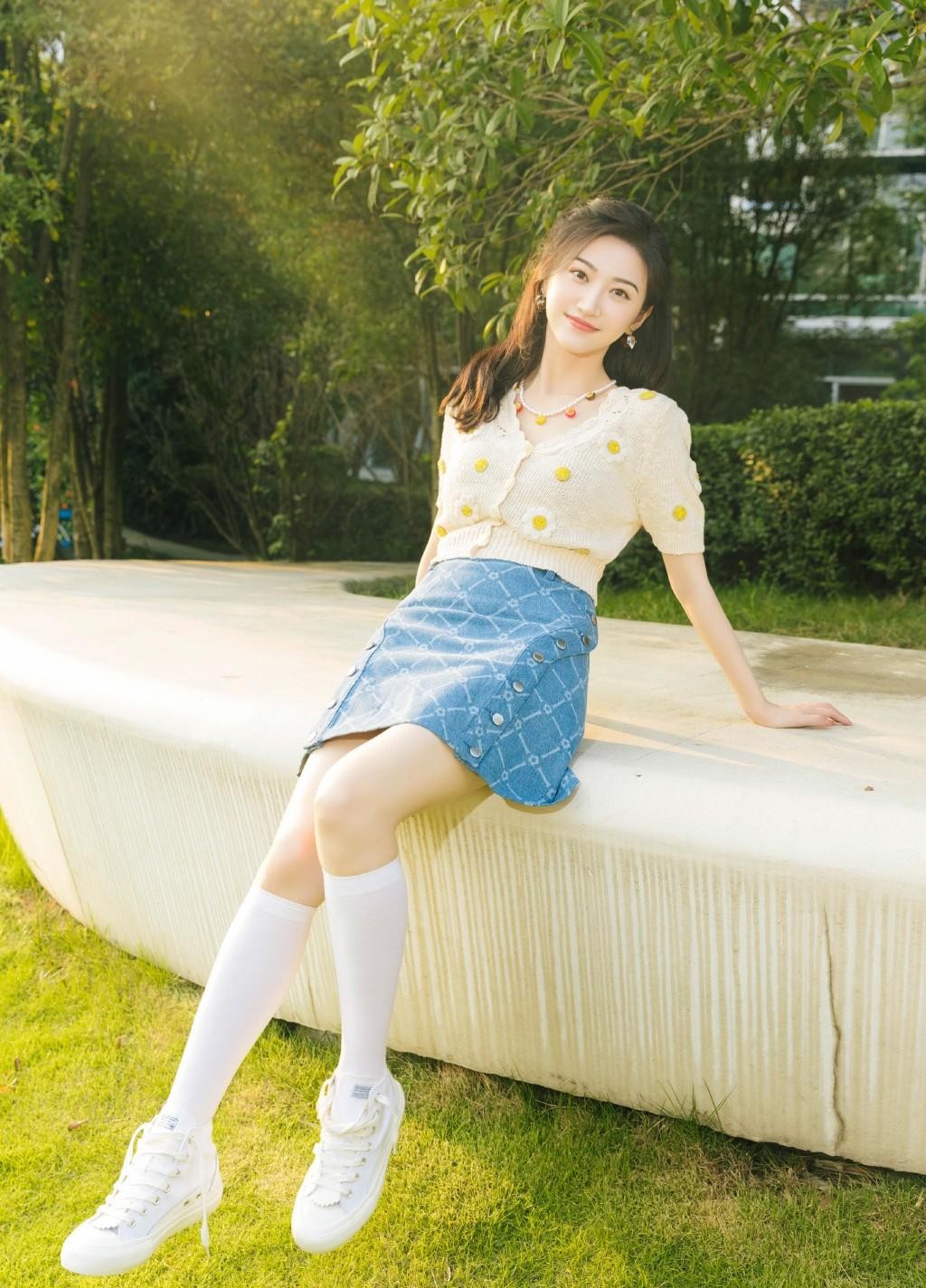 景甜为"清纯"代言,淡黄色针织衫配短裙时髦减龄,真有少女感